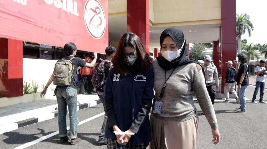 Promosikan Situs Judi Online, Selebgram Cantik di Bandung Ditangkap Polisi
