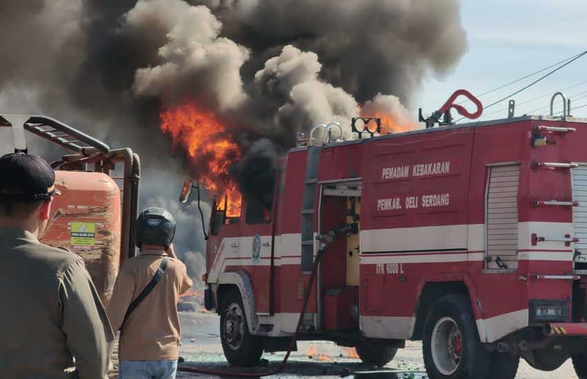 Pembongkaran Puluhan Bangunan di Deliserdang Ricuh, Mobil Pemadam Dibakar