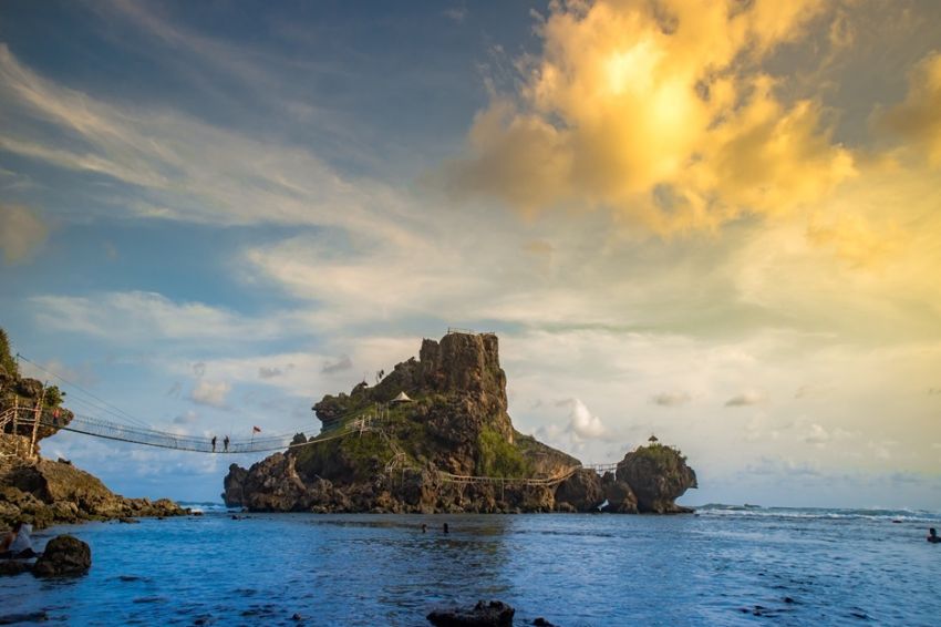 7 Pantai di Gunungkidul yang Bagus dan Sepi, Nomor 6 Punya Kolam Alami