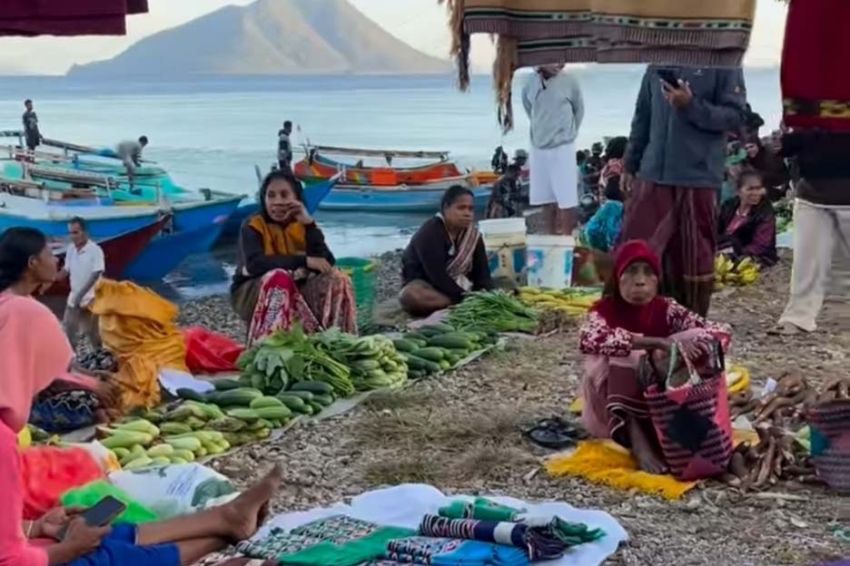 Pasar dengan Pemandangan Tercantik di Indonesia Ada di Pulau Alor NTT