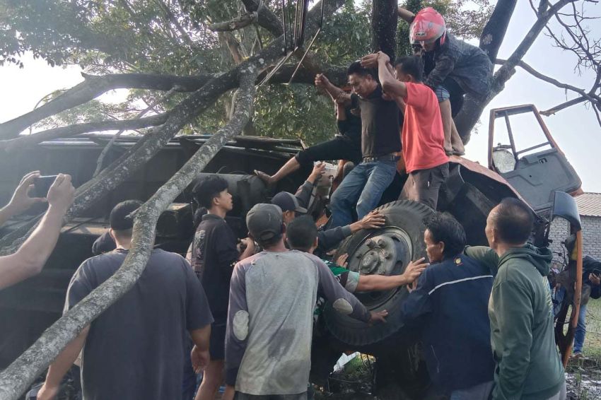 Rem Blong, Truk Bermuatan Pembalut Oleng Lindas Pemotor di Cianjur