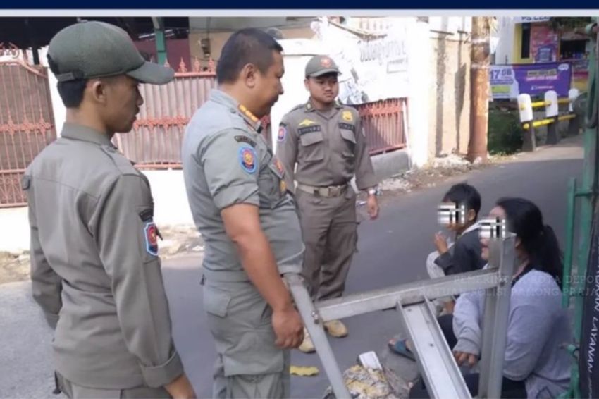 Ibu dan 2 Anak Pengemis Gadungan Diamankan di Jalan Juanda Sukmajaya Depok