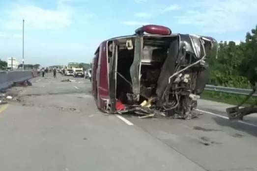 Mobil Rombongan Wisata Guru SD Tabrak Truk di Tol Solo-Semarang, 6 Orang Tewas