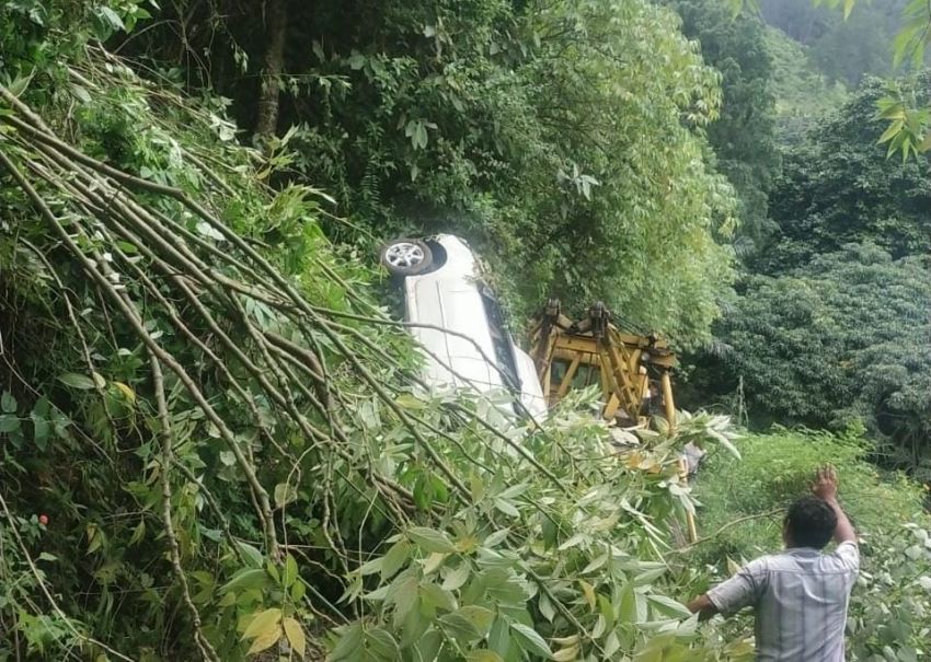 Mobil Ringsek Masuk Jurang di Parapat, 4 Orang Luka-luka