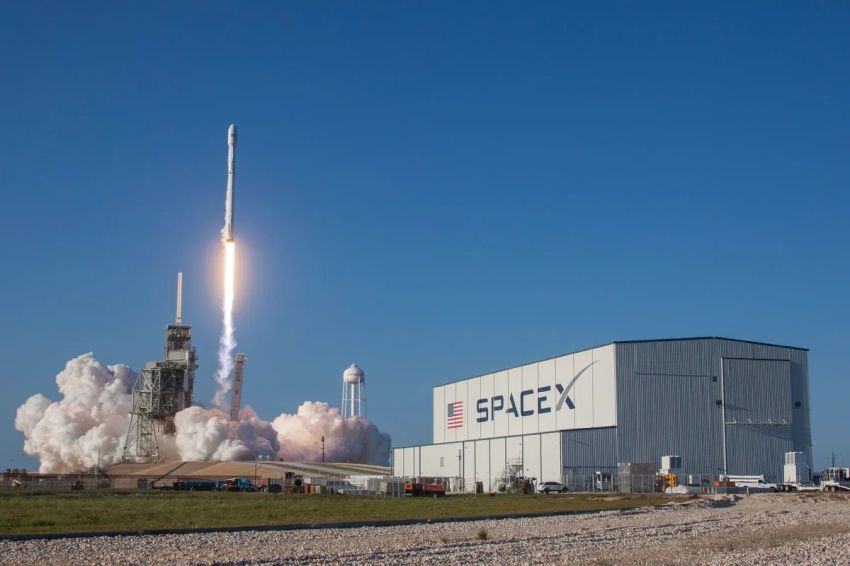 Roket SpaceX Malfungsi, Satelit Starlink Ada di Orbit Rendah untuk Terjatuh dan Terbakar