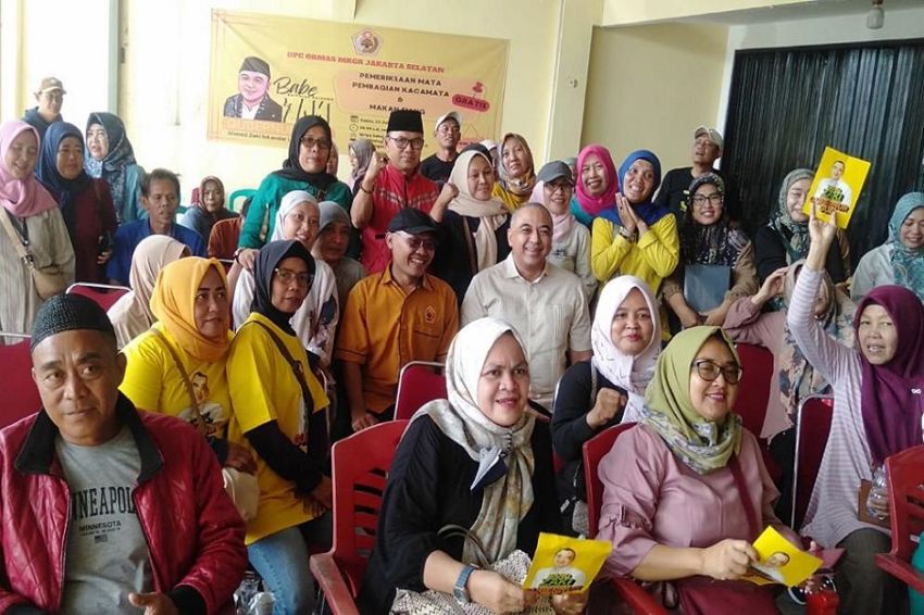 Anggota DPRD DKI Terpilih Dadiyono Bersama MKGR Bagikan Kacamata Gratis