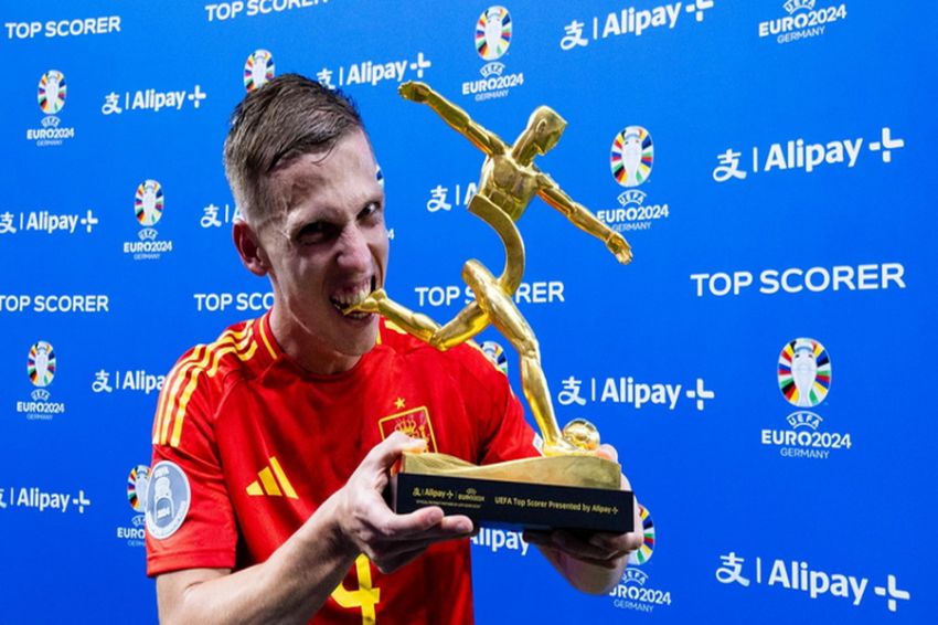 Spanyol Juara Euro 2024, Dani Olmo Pamer Gigit Sepatu Emas