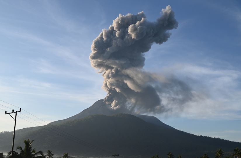Gunung Lewotobi Laki-laki Erupsi Pagi Ini, Lontarkan Abu Vulkanik 1 Kilometer