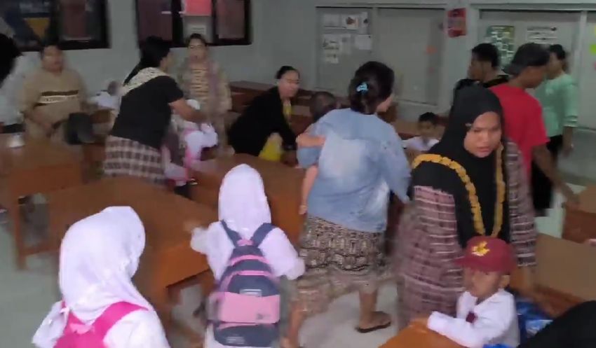 Hari Pertama Masuk Sekolah, Orang Tua di Indramayu Berebut Bangku untuk Anaknya