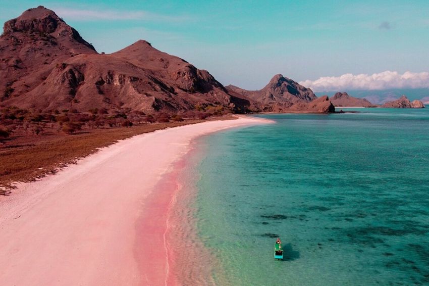 5 Pantai Pink di Indonesia, Surga Tersembunyi yang Wajib Dikunjungi