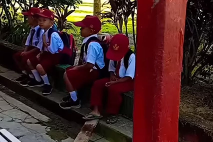 Viral! Kisah Haru Siswa SD Pakai Sandal di Hari Pertama Sekolah, Orang Tua Tak Mampu Beli Sepatu