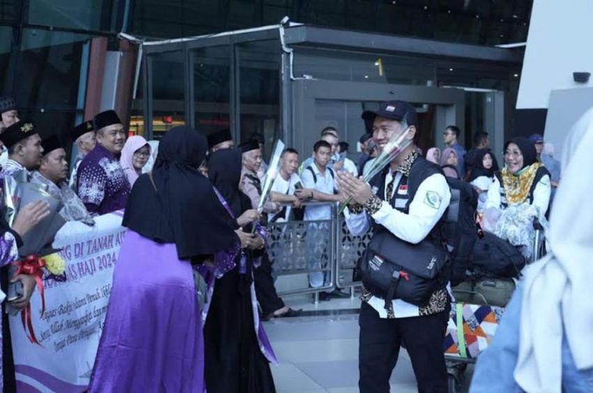 Selawat Badar Sambut Petugas Haji, Jemaah: Pejuang Luar Biasa