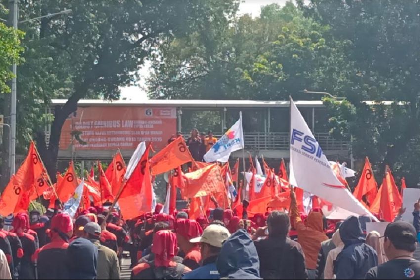 Demo Buruh di Patung Kuda Jakpus, Jalan Medan Merdeka Barat Ditutup
