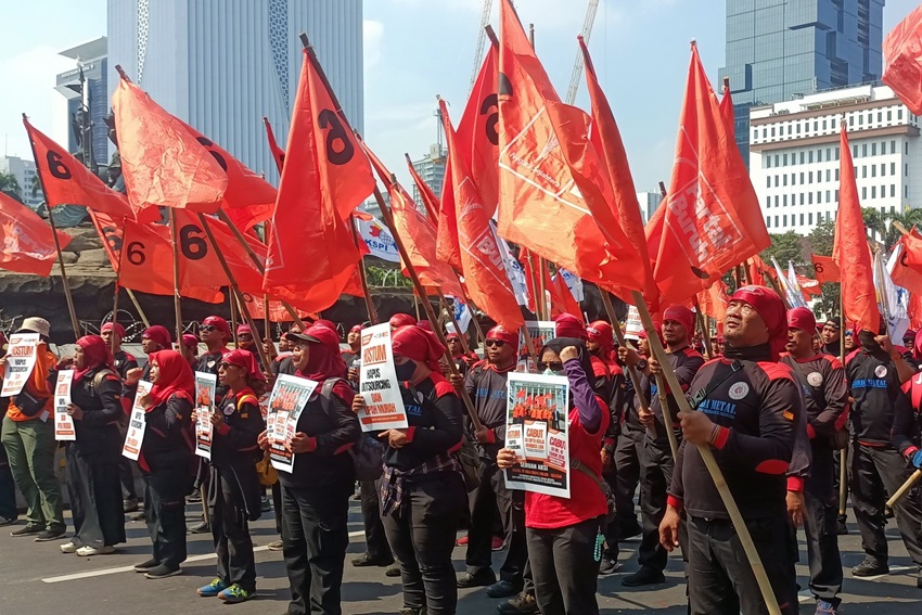 Demo di Patung Kuda, Buruh Ancam Mogok Nasional jika MK Tak Batalkan UU Cipta Kerja