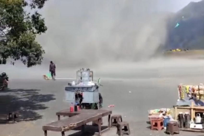 Viral Puting Beliung di Lautan Pasir Gunung Bromo, Ini Penjelasan Ilmiahnya
