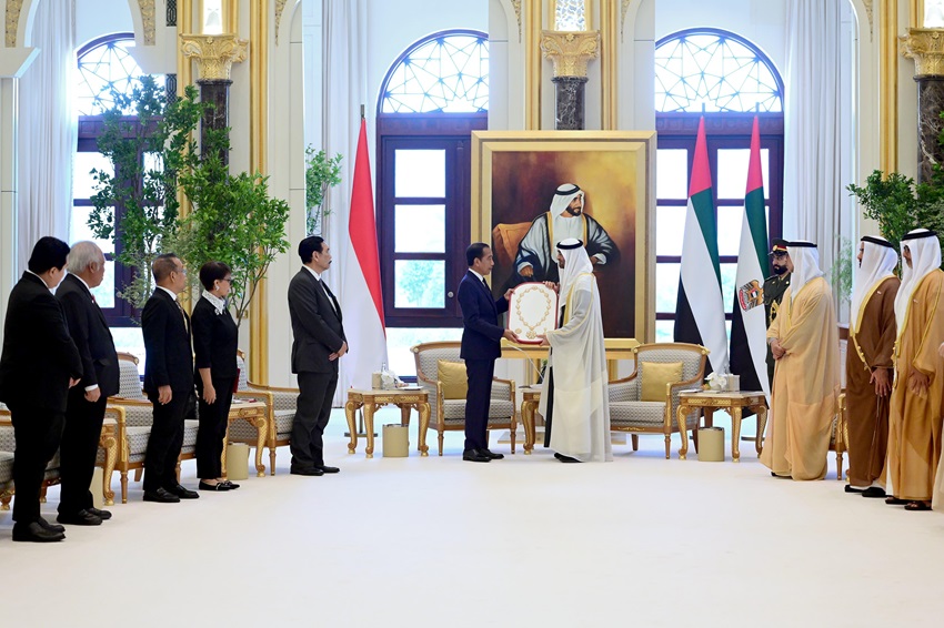 Momen Jokowi Terima Penghargaan Order of Zayed dari Presiden MBZ