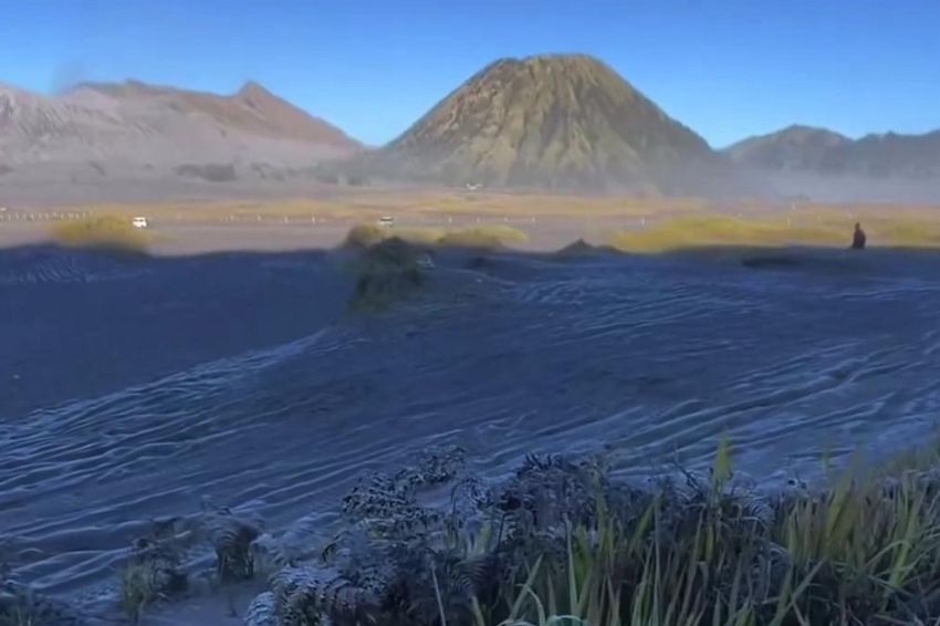 Gunung Bromo Diselimuti Salju, Suhu Udara Tembus 9 Derajat Celsius