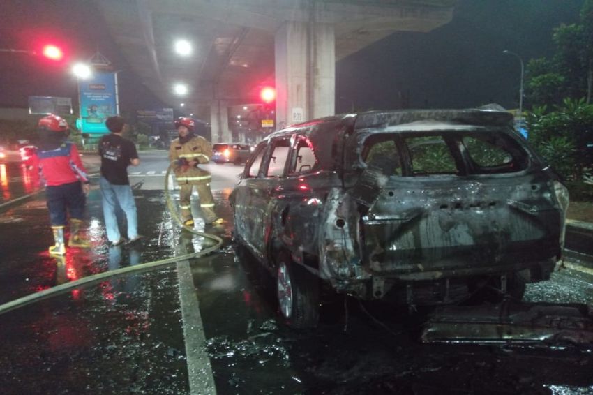 Diduga Korsleting Listrik, Mobil Toyota Terbakar di Jalan Soleh Iskandar Kota Bogor