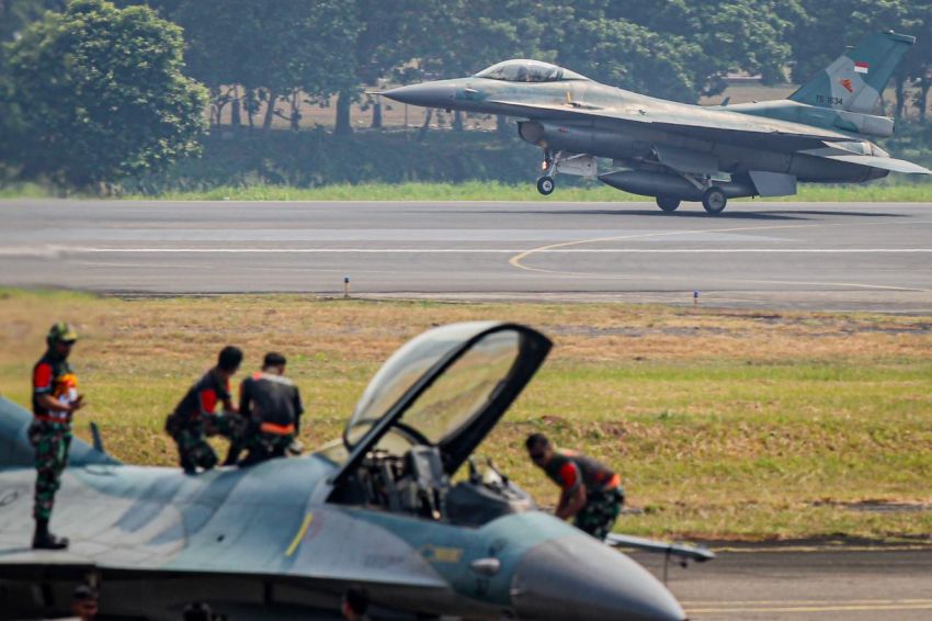 Mendebarkan! 2 F16 TNI AU Paksa Daratkan Pesawat Teroris di Lanud Roesmin Nurjadin Pekanbaru