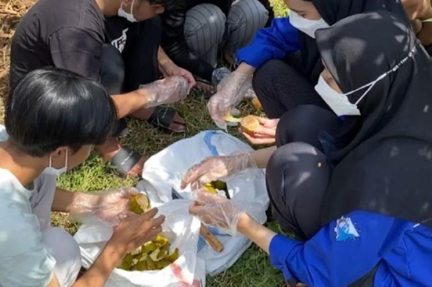 Inovasi Baru, Mahasiswa UMM Olah Limbah Kulit Jeruk di Malang Jadi Briket
