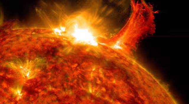 Astrofotografer Tangkap Ejeksi Plasma Spektakuler Matahari ke Merkurius