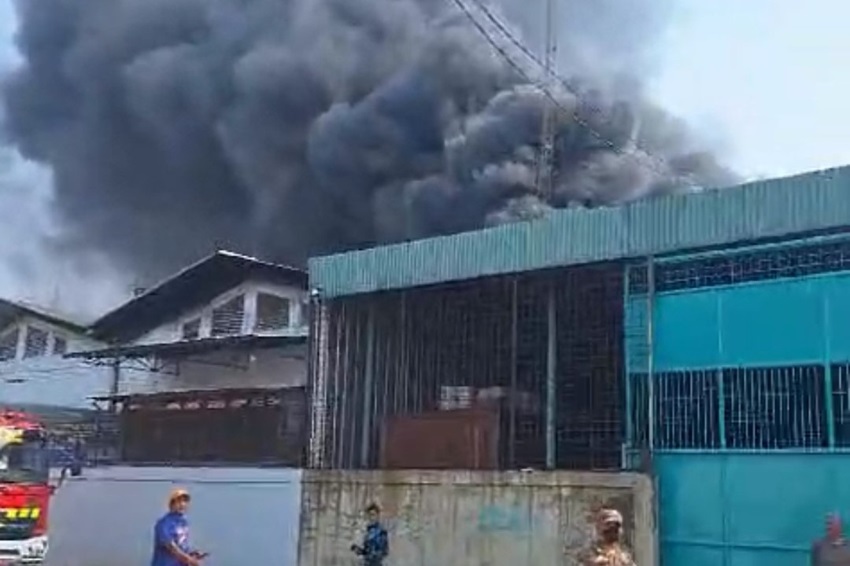Gudang Helm di Tegal Alur Kalideres Kebakaran, 17 Mobil Damkar Dikerahkan