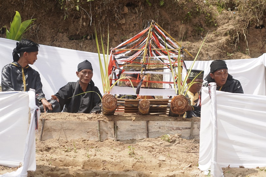 Warisan Budaya Ritual Muwon Namo Dihadirkan di Festival Suku Batin IX