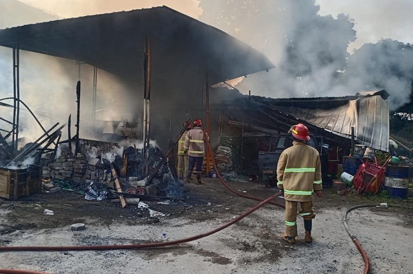 Kompor Lupa Dimatikan, Bangunan Produksi di Bekasi Ludes Terbakar