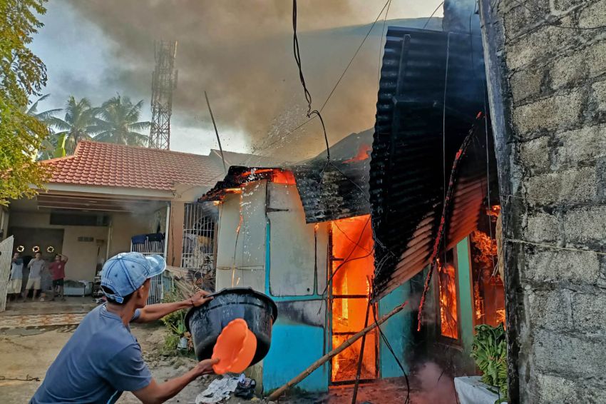 Kebakaran Lahap 4 Rumah di Padang, Warga Batuan Taba Panik Berhamburan