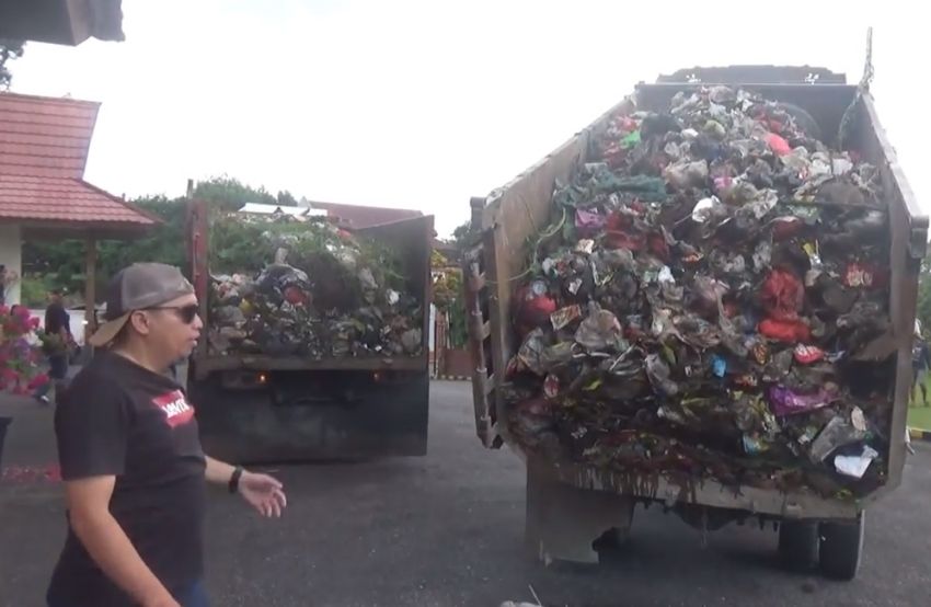 Masyarakat Sintang Protes dengan Angkut 4 Truk Sampah ke Kantor Bupati dan DPRD