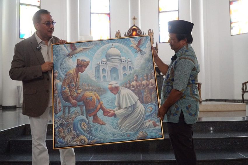Denny JA Serahkan Lukisan Paus Fransiskus ke Gereja: Simbol Pemimpin yang Melayani