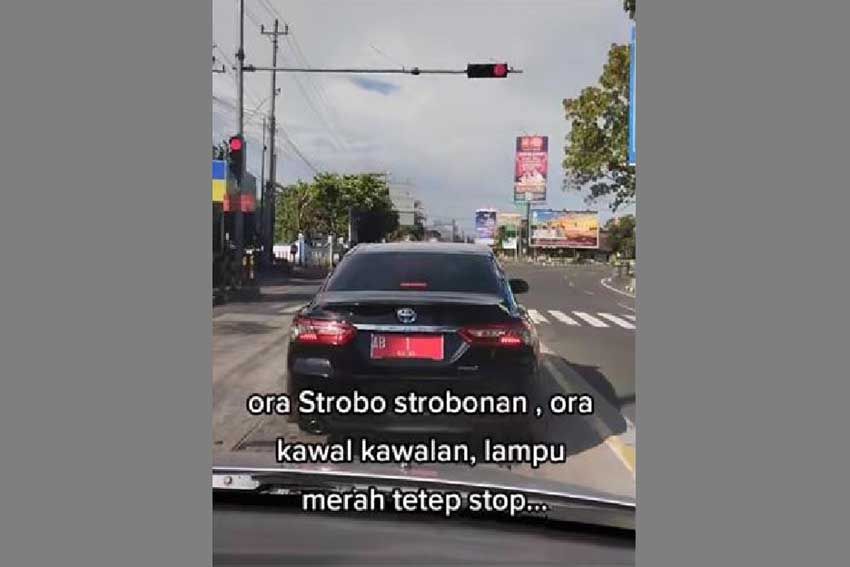 Viral Mobil Sri Sultan HB X Meluncur di Jalan Raya Tanpa Pengawalan