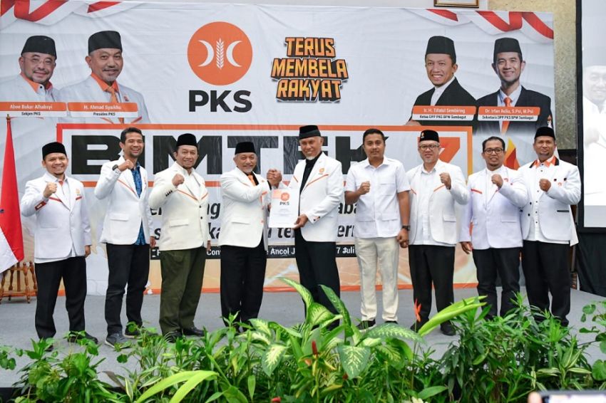 Pilkada 2024, Presiden PKS Serahkan SK untuk Bakal Calon Gubernur dan Wagub Sumbar
