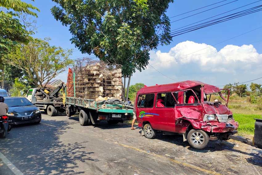 Tabrakan Beruntun Libatkan 3 Kendaraan di Bangkalan, 8 Terluka