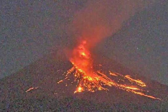 Penampakan Mengerikan Gunung Merapi Muntahkan Wedus Gembel Sejauh 1.500 Meter