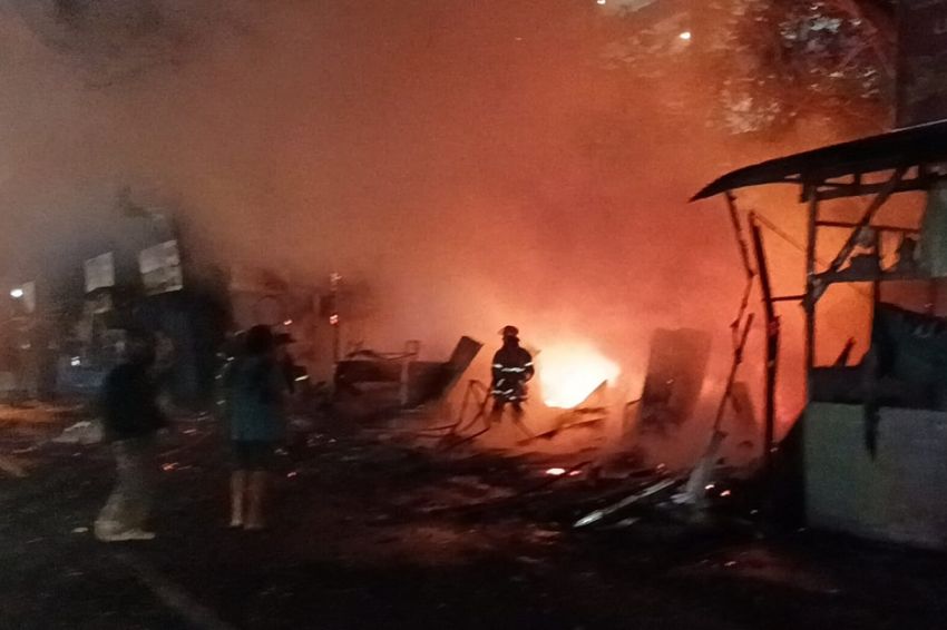 Kebakaran Landa Warung Semi Permanen di Jalan Raya Bogor Simpangan Depok