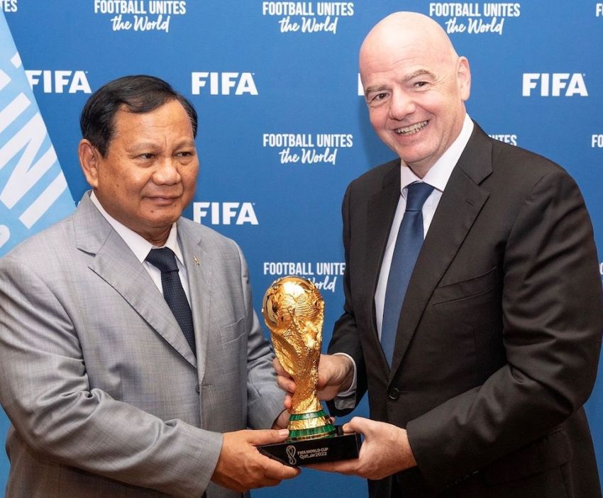 Ketemu Presiden FIFA di Paris, Prabowo Diberi Replika Trofi Piala Dunia