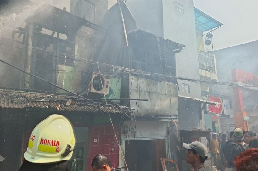 Rumah Tinggal di Pademangan Terbakar, 18 Unit Damkar Dikerahkan Padamkan Api