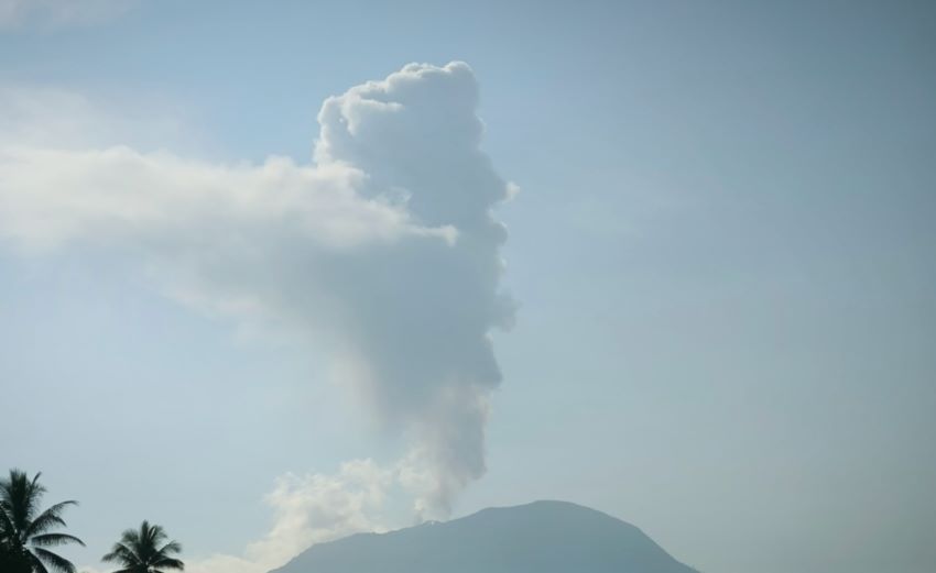 Gunung Ibu Kembali Erupsi Pagi Ini, Kolom Abu Capai 1.500 Meter