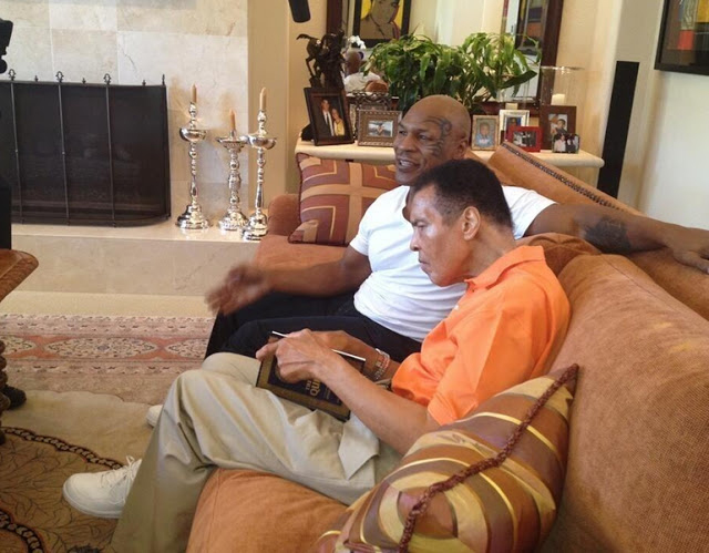 3 Potret Mike Tyson Jenguk Muhammad Ali yang Sedang Sakit Alzheimer