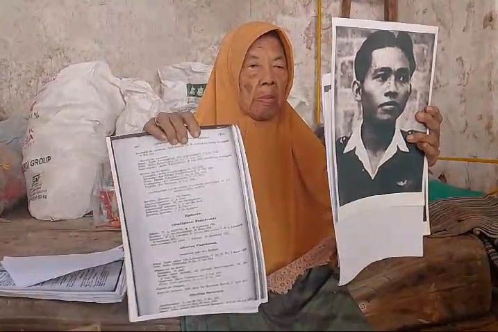 Nestapa Pensiunan Guru SD Hidup Sebatang Kara Tinggal di Gubuk Reyot Berlapis Karung