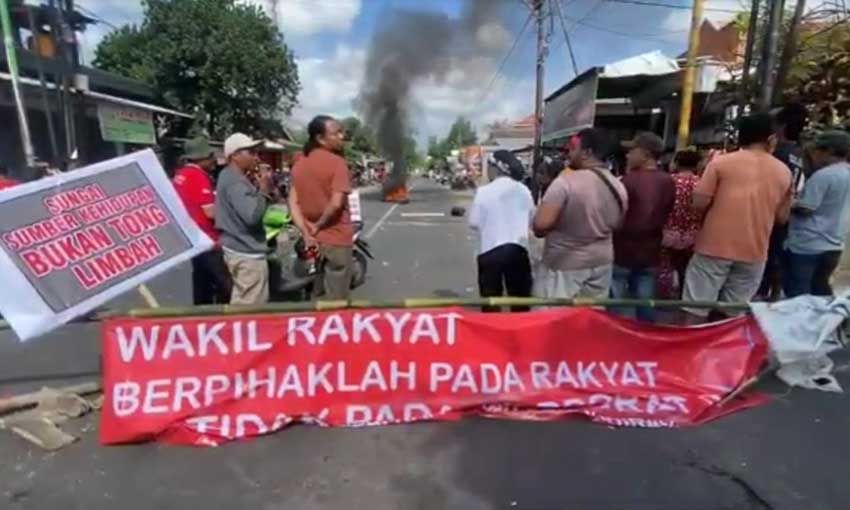 Ratusan Warga Pasuruan Blokade Jalan dan Bakar Ban, Desak Stop Pembuangan Limbah 14 Pabrik