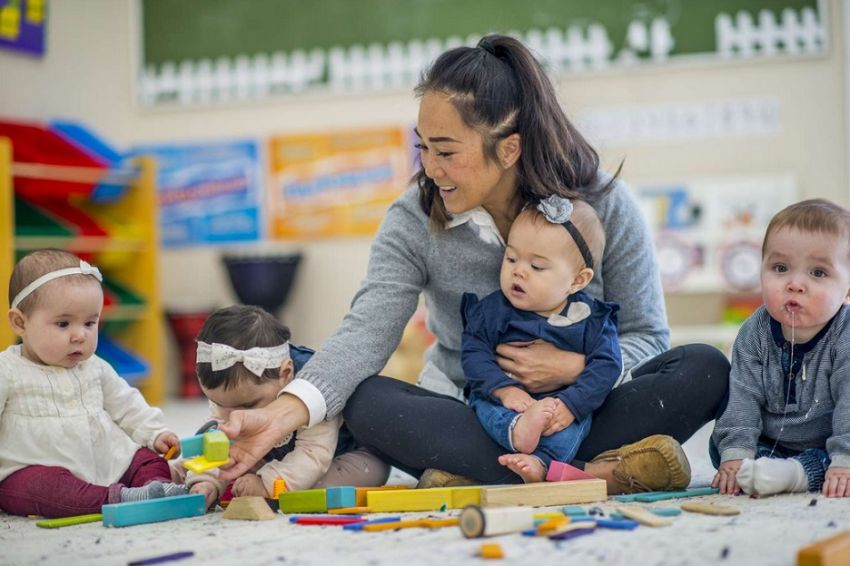 10 Kekurangan dan Kelebihan Daycare, Beri Rasa Aman pada Anak?