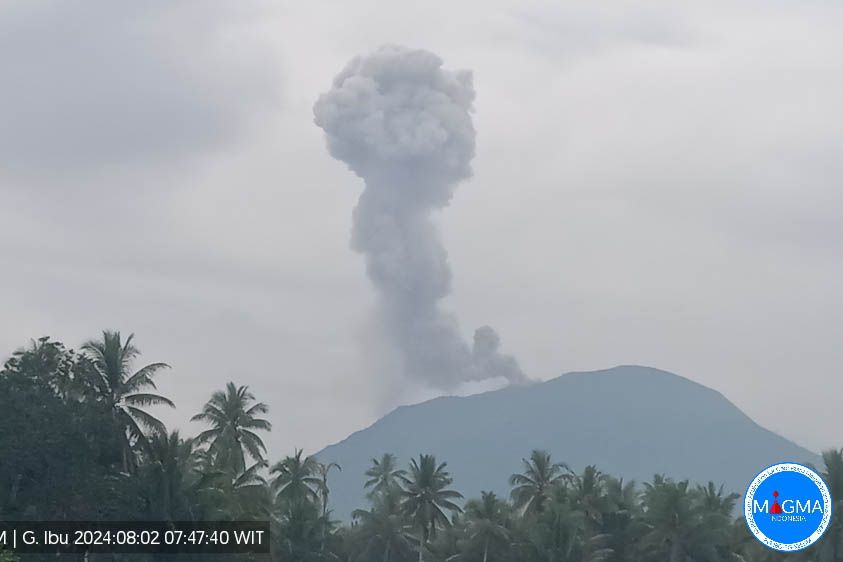 Pagi Ini, Gunung Ibu Erupsi Luncurkan Abu Vulkanik 1.000 Meter