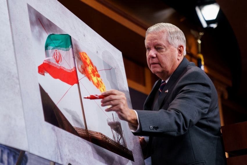 Senator Lindsey Graham Usulkan RUU Izinkan Militer AS Serang Iran