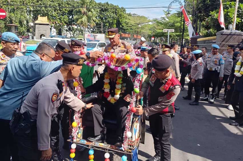 Tradisi Unik di Polrestabes Bandung, Kapolres Kayuh Becak Antarkan Anggota yang Pensiun