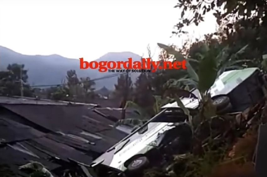 Bus Wisatawan Terjun ke Jurang di Jalur Alternatif Puncak, 8 Orang Luka