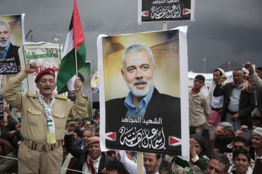 Tak Hadiri Pemakaman Haniyeh, Mahmoud Abbas Justru Memberi Hormat pada Shimon Peres Waktu Dimakamkan
