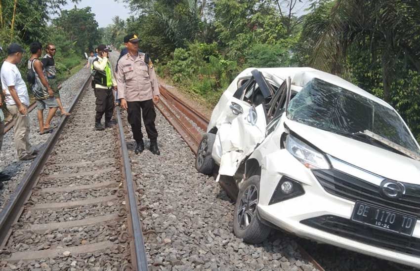 Diseruduk Kereta Api, Minibus di Lampung Ringsek Terseret 50 Meter