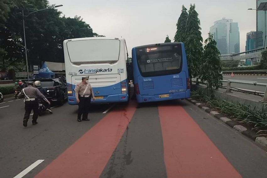 Bus Transjakarta Pecah Ban di Depan Polda Metro Jaya, Lalin Arah Semanggi Macet